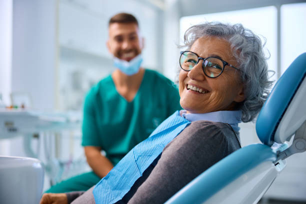 Odontóloga revisando la sonrisa de un niño